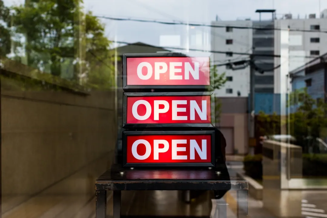 Sinal aberto vermelho e branco iluminado