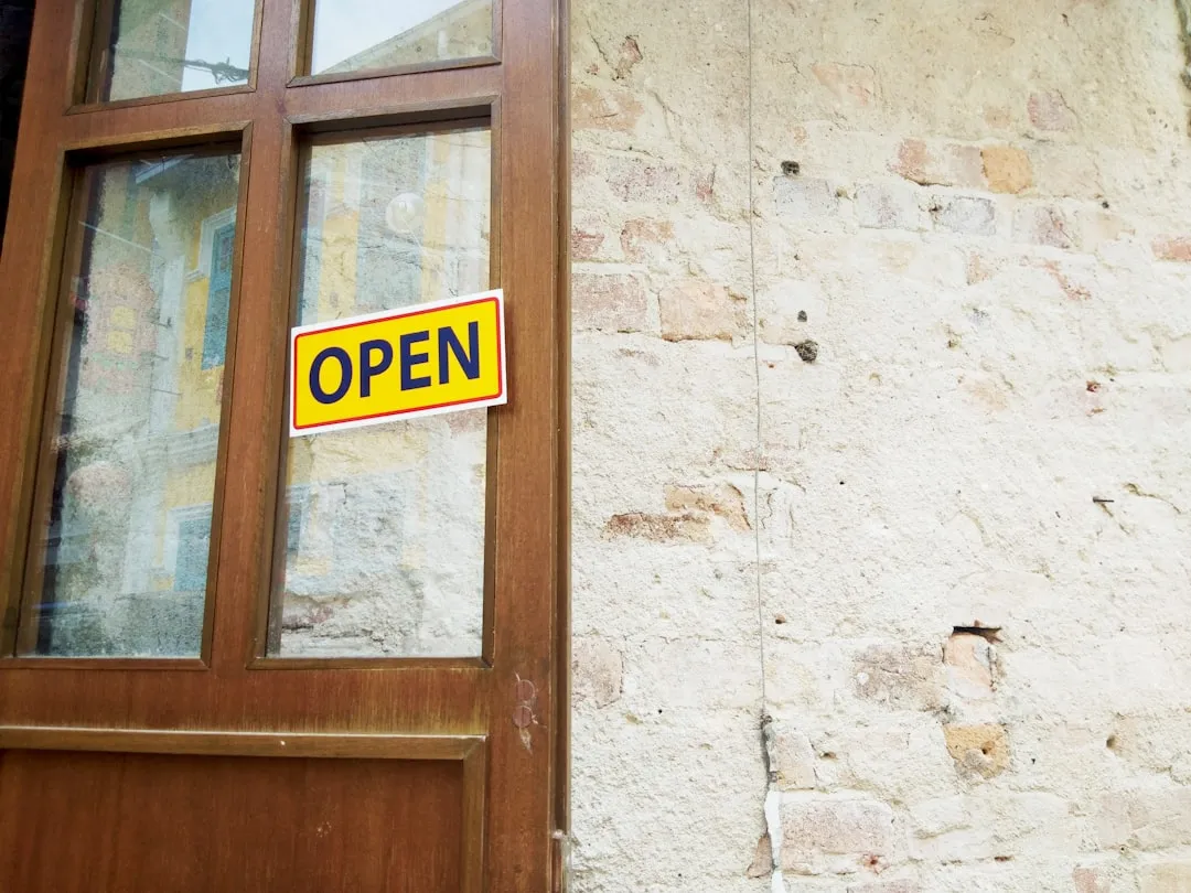 Marrom com moldura de madeira azul e branco número 9