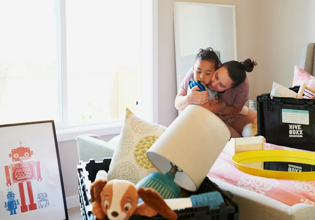 Mulher de camisa branca carregando bebê de camisa azul