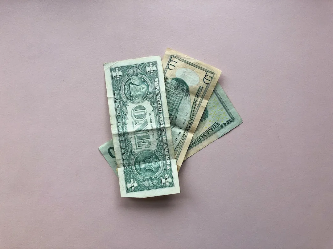 Três notas de dólar americano Três notas de dólar americano