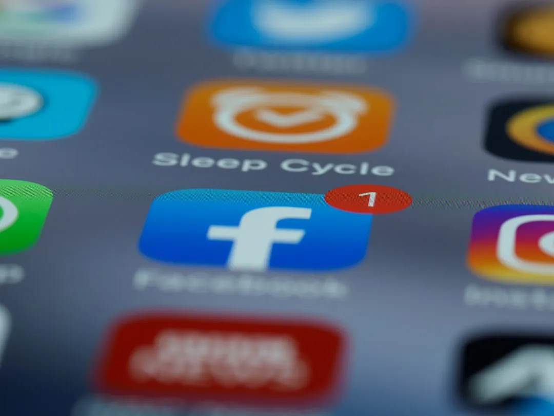 Jogo de adivinhação do logotipo azul e vermelho Jogo de adivinhação do logotipo azul e vermelho