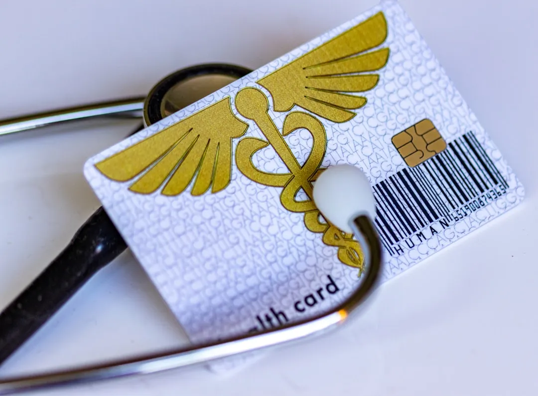 Uma tesoura em cima de uma mesa branca