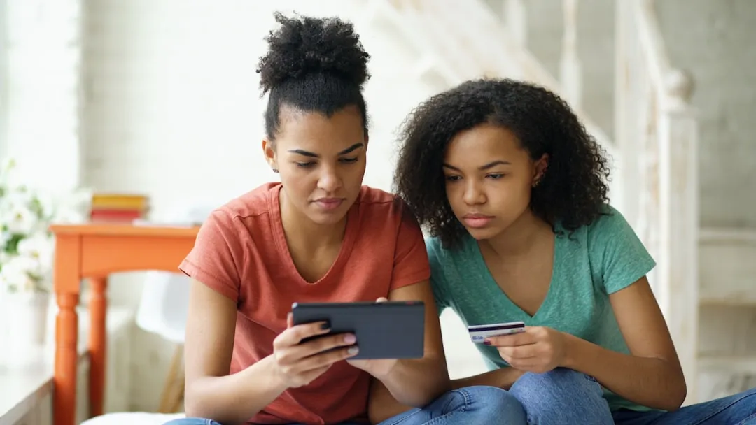 Duas mulheres jovens olhando para um tablet. Duas mulheres jovens olhando para um tablet.