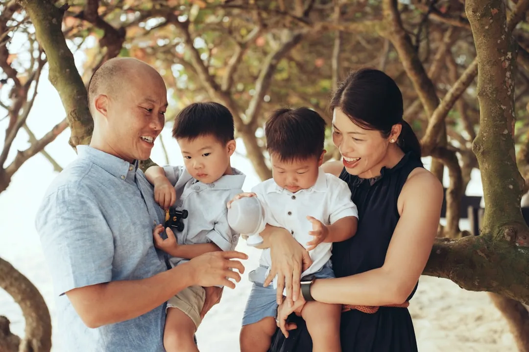 Família com dois filhos pequenos ao ar livre Família com dois filhos pequenos ao ar livre