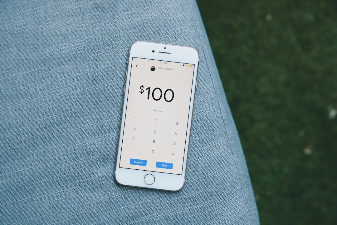 Smartphone android samsung branco em tecido cinza