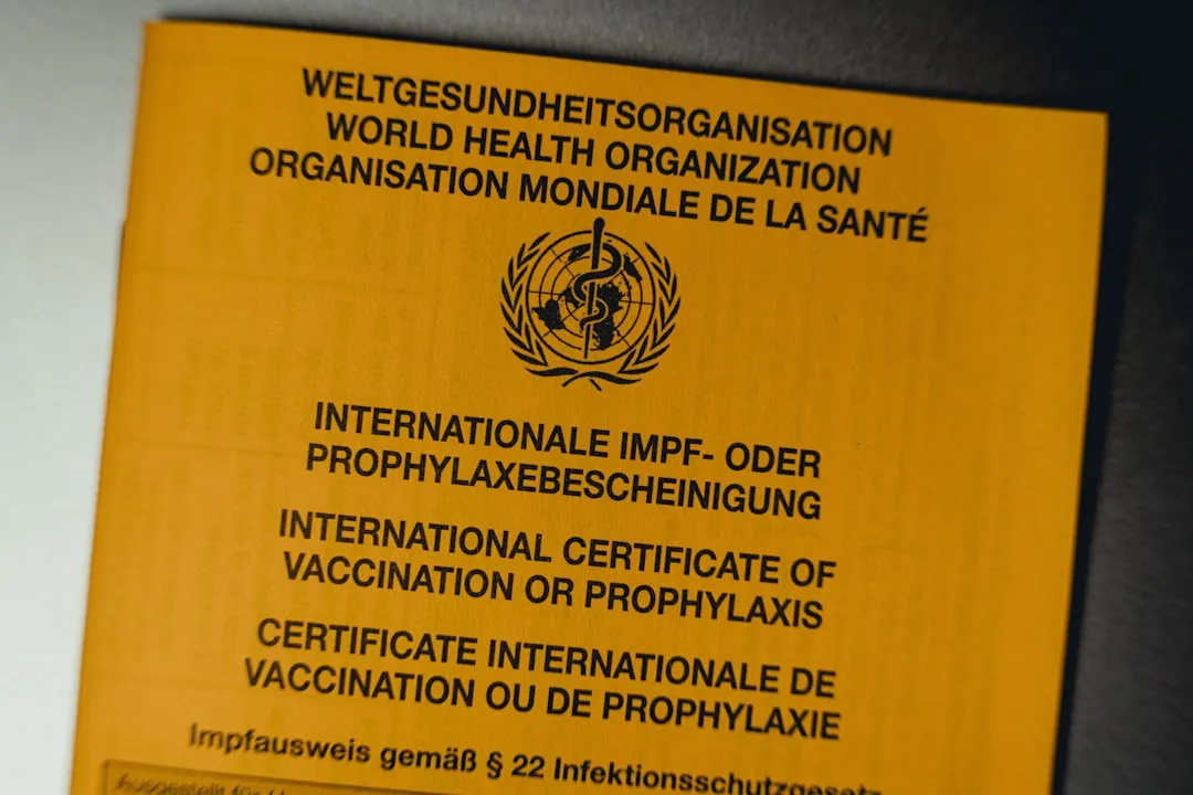 Um close de uma placa amarela na parede