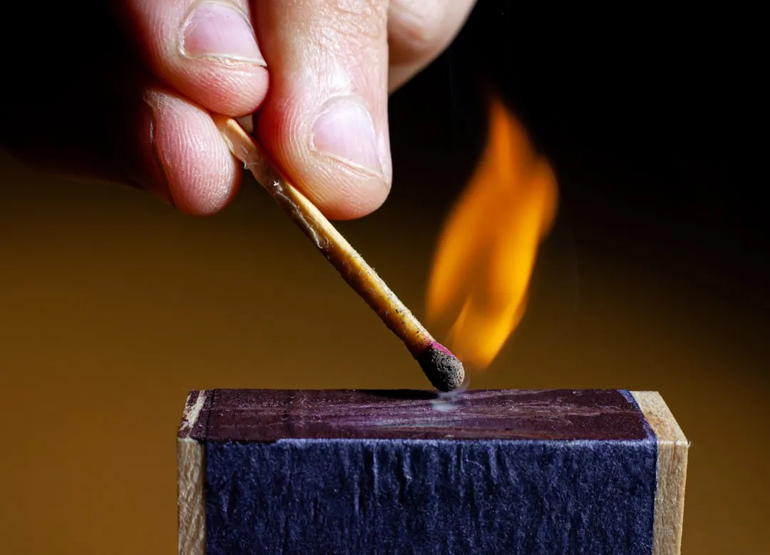 Uma pessoa segurando um martelo