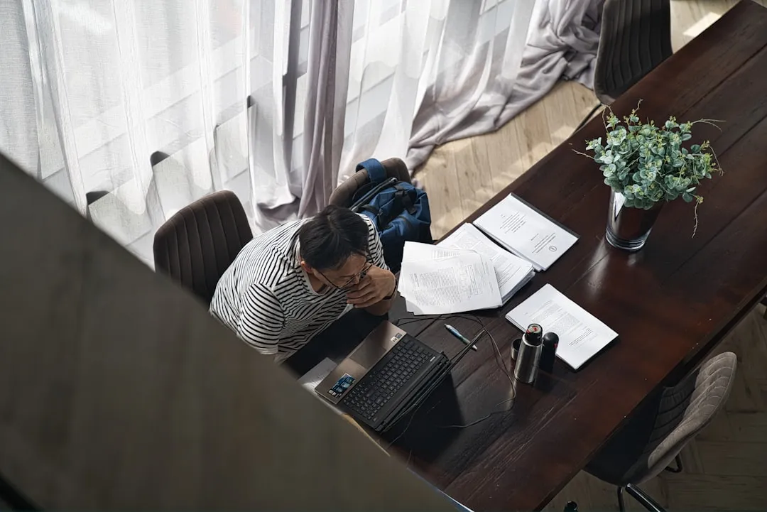 Mulher com camisa listrada preta e branca de manga comprida sentada na cadeira Mulher com camisa listrada preta e branca de manga comprida sentada na cadeira